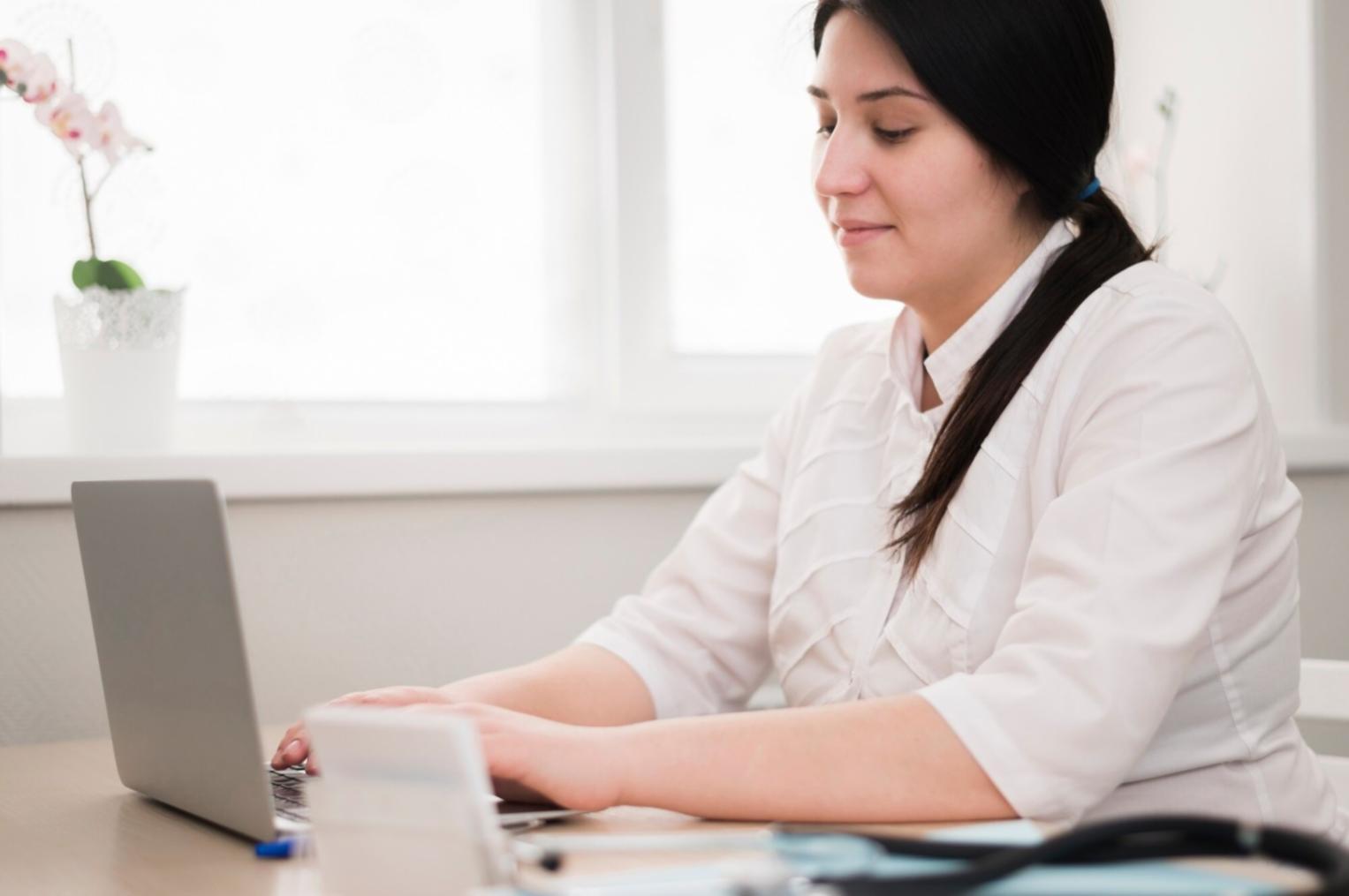 Persona concentrada estudiando con técnicas de enfoque mental